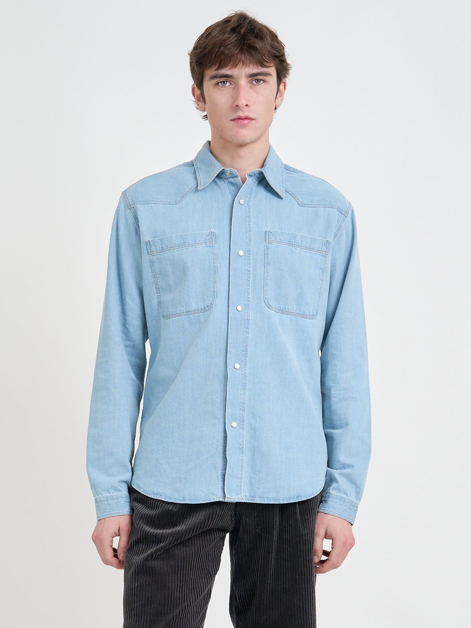 Model Oliver Spencer Light Indigo Denim Western Shirt